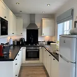 Seaview Cottage, The Bay, 2 Bedrooms, 2 Bathrooms, Parking, Patio, 2 Dogs Welcome * פילי