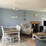 Seaview Cottage, The Bay, 2 Bedrooms, 2 Bathrooms, Parking, Patio, 2 Dogs Welcome בית נופש *