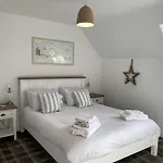 בית נופש Seaview Cottage, The Bay, 2 Bedrooms, 2 Bathrooms, Parking, Patio, 2 Dogs Welcome פילי
