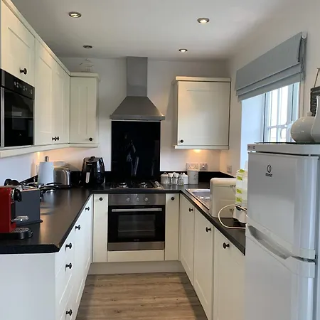 Seaview Cottage, The Bay, 2 Bedrooms, 2 Bathrooms, Parking, Patio, 2 Dogs Welcome * Filey