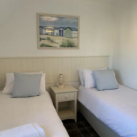 Seaview Cottage, The Bay, 2 Bedrooms, 2 Bathrooms, Parking, Patio, 2 Dogs Welcome *