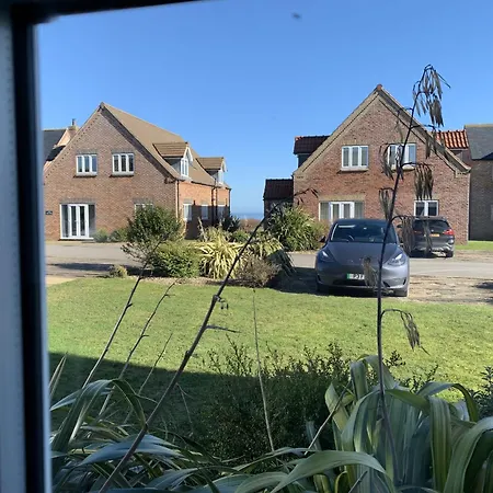Seaview Cottage, The Bay, 2 Bedrooms, 2 Bathrooms, Parking, Patio, 2 Dogs Welcome * Filey