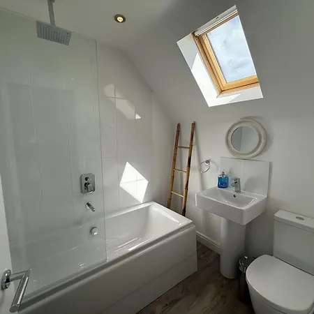 Seaview Cottage, The Bay, 2 Bedrooms, 2 Bathrooms, Parking, Patio, 2 Dogs Welcome * Filey