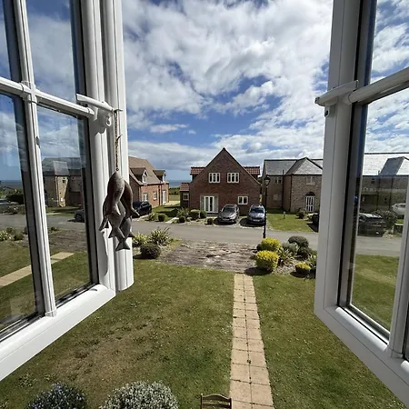 Seaview Cottage, The Bay, 2 Bedrooms, 2 Bathrooms, Parking, Patio, 2 Dogs Welcome *
