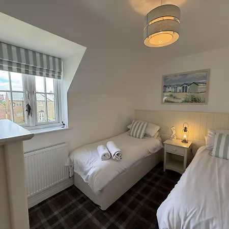 Seaview Cottage, The Bay, 2 Bedrooms, 2 Bathrooms, Parking, Patio, 2 Dogs Welcome