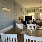 Seaview Cottage, The Bay, 2 Bedrooms, 2 Bathrooms, Parking, Patio, 2 Dogs Welcome Tatil Evi